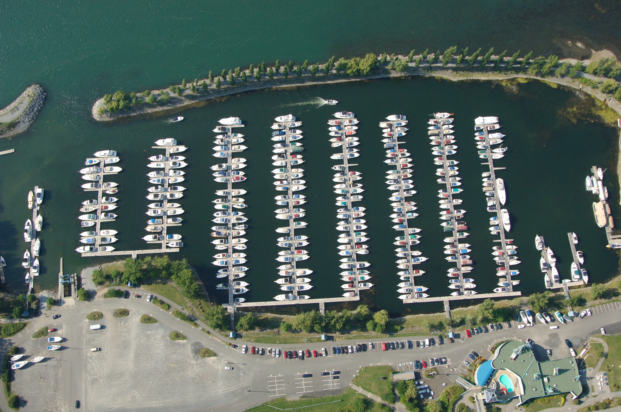 Vue aérienne des quais et bateaux de la Marina de Longueuil