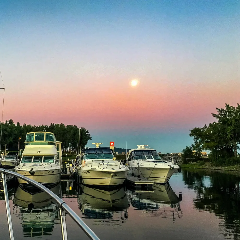 Bateaux amarrés à la Marina de Longueuil au coucher du soleil